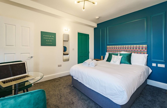 Modern ensuite studio apartment with kitchenette