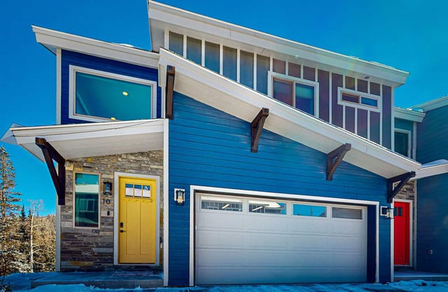 Modern Escape W/Easy Ski Access, Hot Tub, Private Balcony