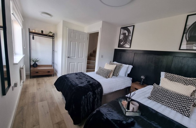 Modern Executive House WiFi Parking Coventry City Centre Sleeps 6.