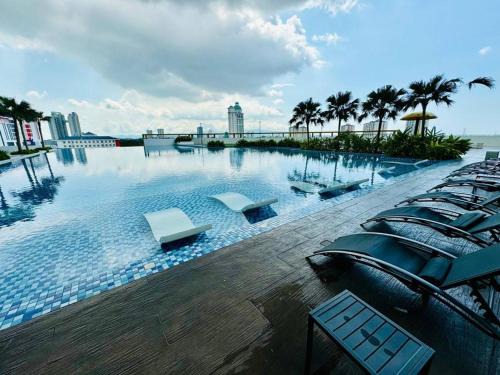 Modern Family-Fun Suites - Infinity Pool, Massage Chair, Indoor-Cinema with Balcony - M2