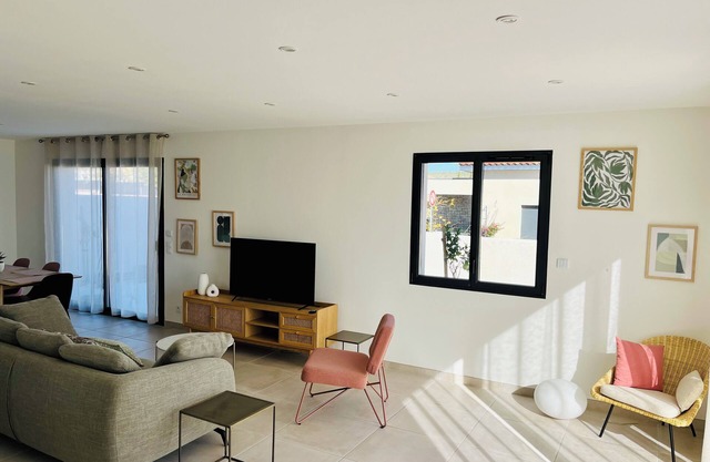 Modern family home, close to beaches and garrigue