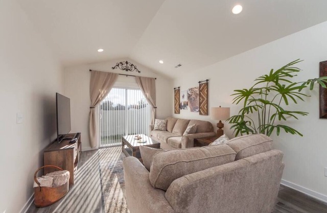 Modern Family Home Decor & Style, KING bed, Wifi, with Garage!
