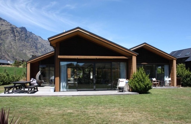 Modern Family Home - available long weekends and school holidays!
