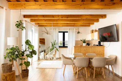 Modern Family Nest - Spacious 2BR, 2 Bath, Sleeps 8 with Mountain View and Backyard