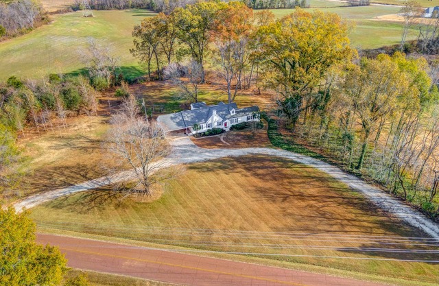 Modern Farmhouse 5 miles to Blue Oval!
