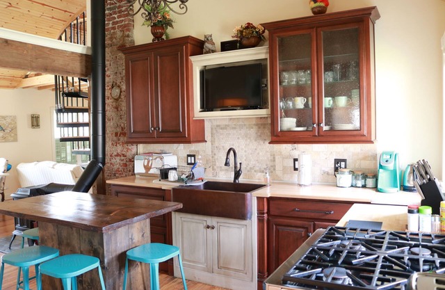 MODERN FARMHOUSE by CHIEFS < 5min away! 75" TV, right off I-435 BOOK NOW!