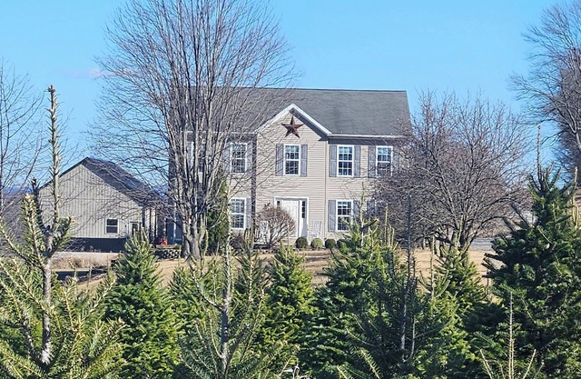 Modern Farmhouse, Country Getaway, Christmas Tree Farm,Beautiful Views & Hot Tub