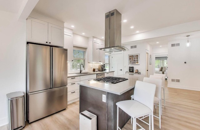 Modern Farmhouse Walk to Downtown | Fire Pit & Deck | Sleeps 8