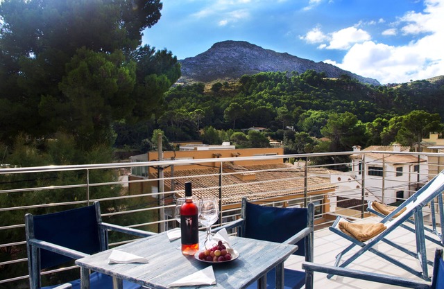 Modern flat with large terrace with mountain views, 5 min. walk to the beaches