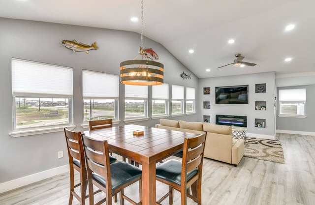 Modern Freeport Home w/Views: Walk to Beach!