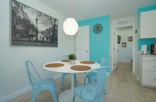 Modern & Fresh - Less than 3 miles to the Beach!