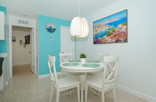 Modern & Fresh - Less than 3 miles to the Beach!