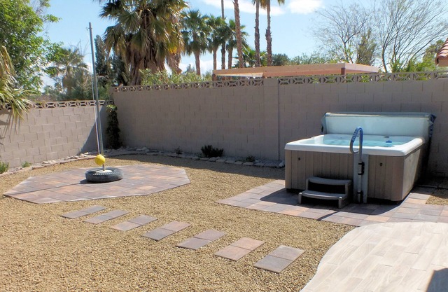 Modern- Fun + Great Amenities King Bed, 4 BR, 2 Car Garage