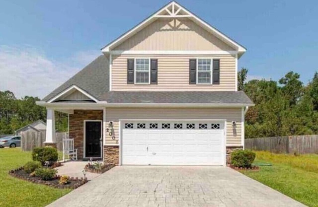 Modern Fun Home, w/neighborhood pool. Close to restaurants and shopping!