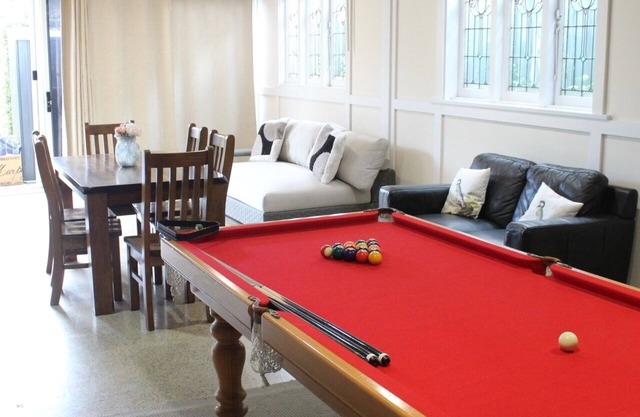 Modern Garden Getaway close to Burwood, 2 BR, WiFi, Parking and Pool!
