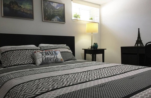 Modern Greektown Apartment - 2 Bedrooms