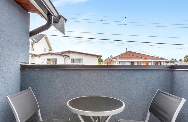 Modern Guesthouse near Skytrain and Free Parking