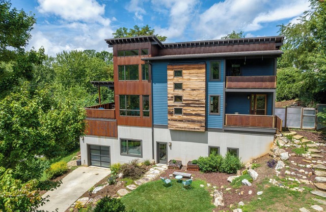 Modern Hideaway: Stylish Downtown Asheville Retreat with Soaring Ceilings