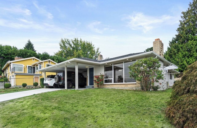 Modern Hilltop Home Near Airport with Views of Mt. Rainier and the Valley