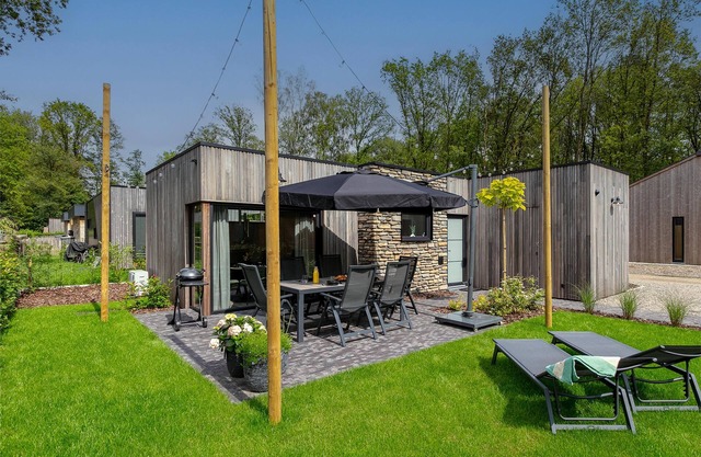 Modern holiday home for 4 people in the woods