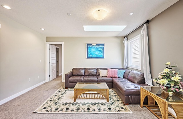 Modern Home 7BR | 5BA | 2Kit – Near Airport & Banff