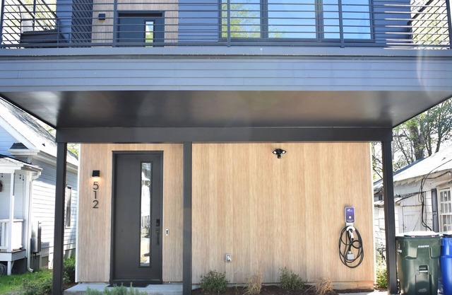 Modern Home, Convenient location to downtown Raleigh.