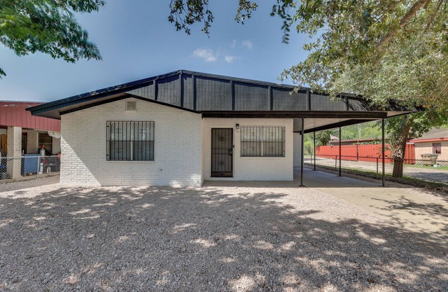 Modern Home in Edinburg: Half-Mi Walk to UTRGV!