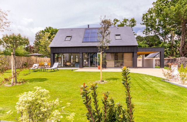Modern Home Near Beach, Private Garden, Terrace, BBQ, Bikes, WiFi - 3BR, 3BA Sleeps 6