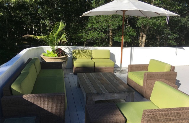 Modern Home on1.4 acres. 5 min to village