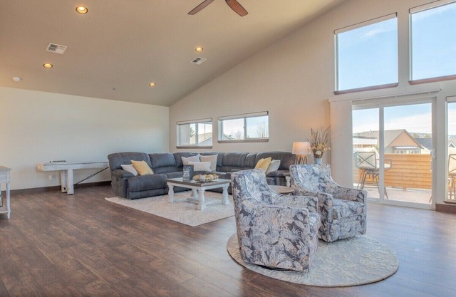 Modern Home w/mountain views! — 9 minutes from downtown!