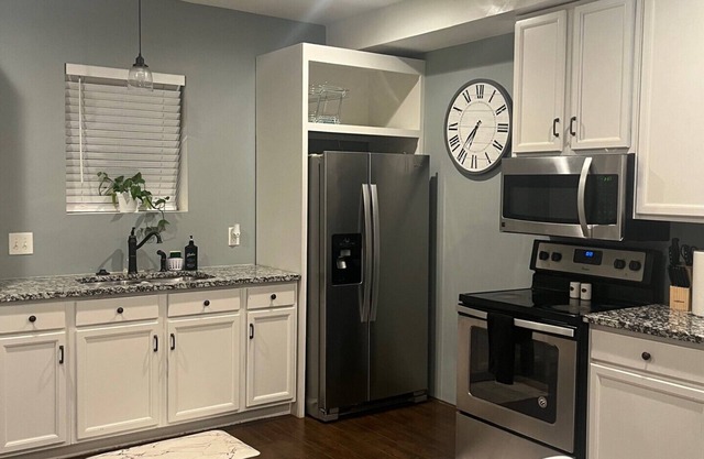 Modern & Homely Basemant with private entrance/king bed
