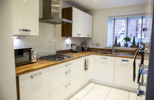 Modern House in Stratford upon Avon with Free Wifi, Private Parking & Netflix