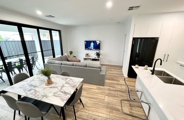 Modern House Easy to Maintain Close to Train Station, Westfield, Cafes and Beach