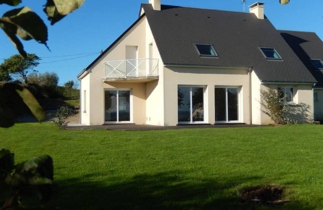 MODERN HOUSE WITH SEA VIEW ON PRETTY GROUND