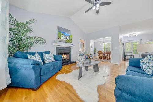Modern Lake Acess Retreat, Hot Tub, Pet Friendly!