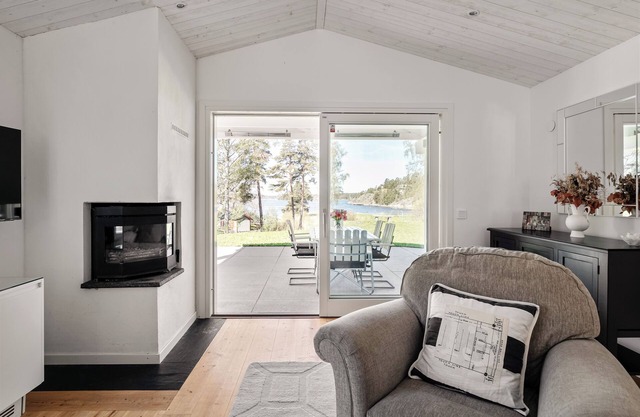 Modern Lakefront Family House