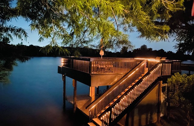 Modern Lakefront Treehouse with Pedal boat, 2 Kayaks, Sun Deck and Arcade