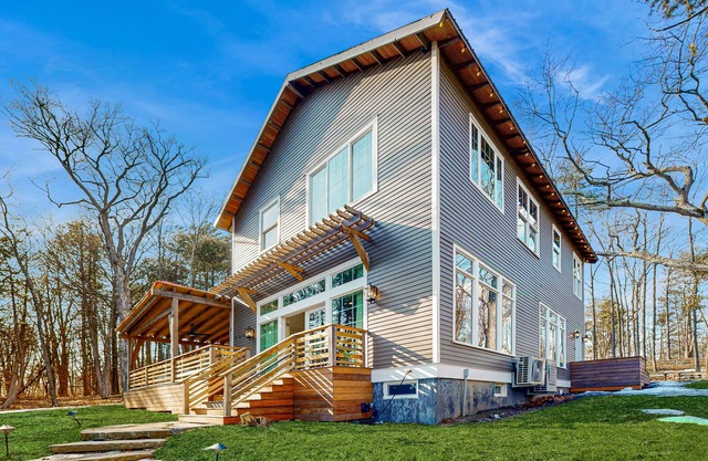 Modern lakehouse w/private beach, dock, fireplace, gym, theater, jacuzzi tub