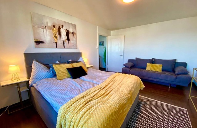 Modern Lakeview Apartment