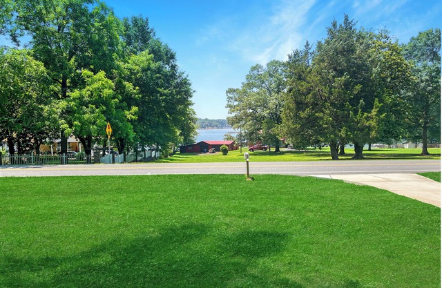 Modern Lakeview Escape in Hickory - Pet friendly