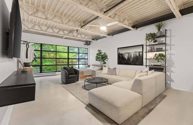 Modern Loft in Mt. Pleasant, Pet Friendly, Parking