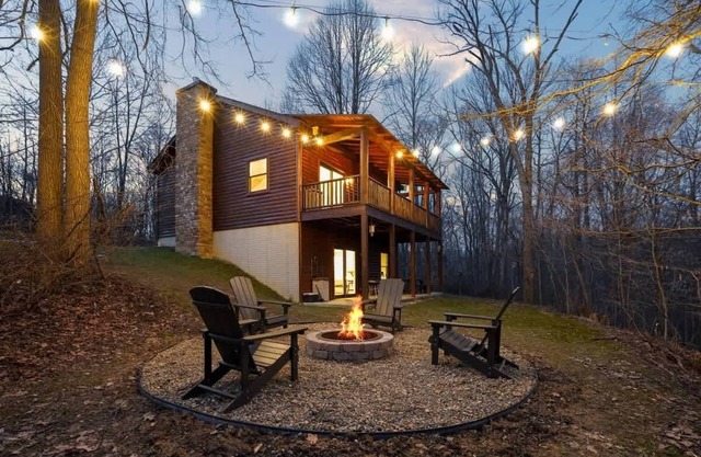 Modern Log Cabin, Hot Tub, 5 Mins to Winery/Brewery!