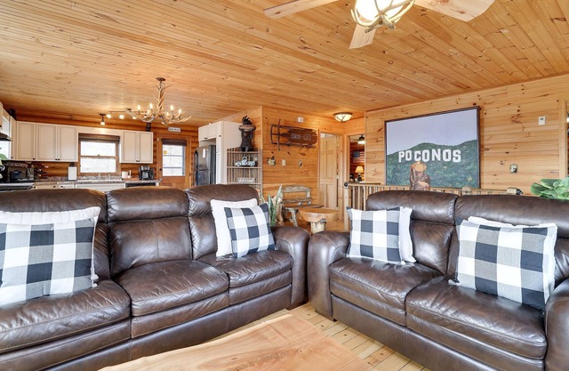 Modern Log Cabin, Large Deck, Firepit