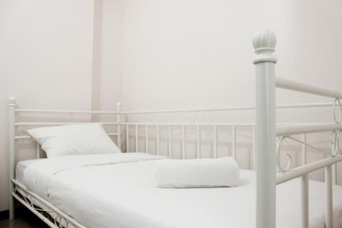 Modern Look 2BR Gateway Pasteur Apartment By Travelio