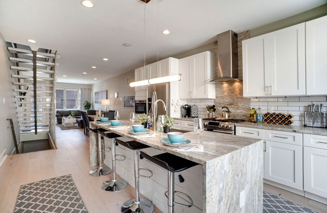 MODERN LUX Townhome w/Roof Deck + Crib & High Chair