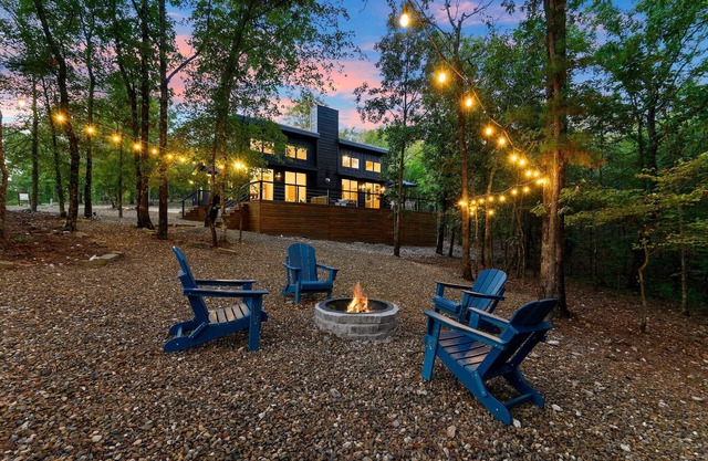 Modern Luxe Cabin | Hot Tub | Pet-Friendly Stay