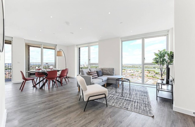 Modern Luxurious 3BR Flat with Lovely Views