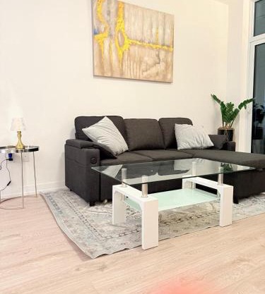 Modern & luxurious Condo with Parking, Erin Mills Area