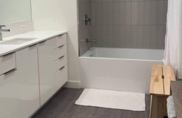 Modern Luxury 1-bedroom apartment 5 min walk to Crypto Arena