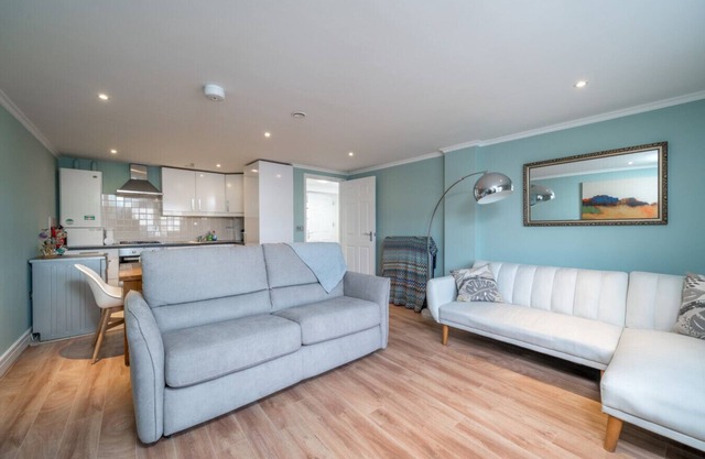 Modern Luxury Apartment, Sleeps Five, Barons Court